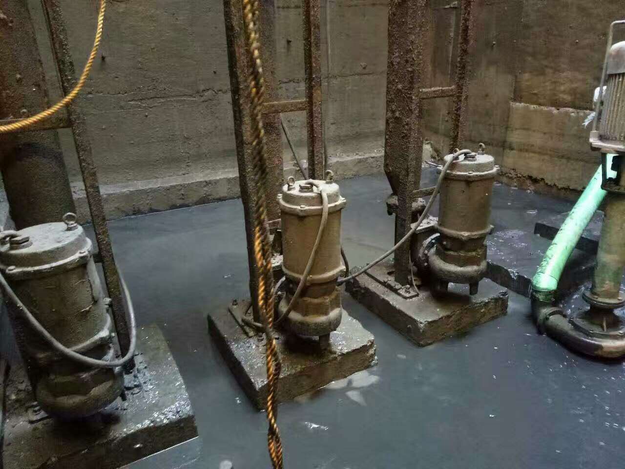 南岳污水池清理