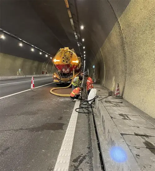 南岳隧道排水渠清淤